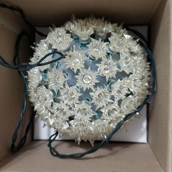 Sterling Christmas Globe Light 100 Clear Lights - Picture 5 of 5